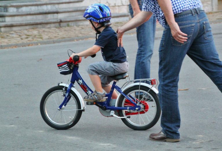 ストライダー 自転車 乗れる